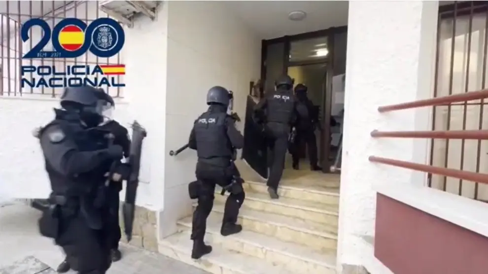 Agentes de la Policía en el dispositivo contra una banda de sicarios relacionados con el narcotráfico en Sanlúcar (Cádiz)