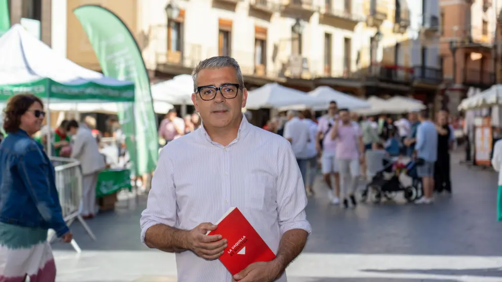 El periodista Chema López, autor de un libro sobre las fiestas de la Vaquilla de Teruel, posa en la plaza de la Catedral.