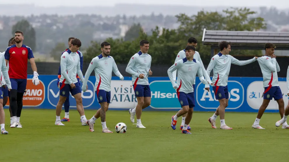 DONAUESCHINGEN (ALEMANIA), 04/07/2024.- Los jugadores de la selección española durante el entrenamiento de este jueves en Donaueschingen (Alemania), en la víspera de su encuentro de cuartos de final de la Eurocopa 2024 ante Alemania. EFE/ J.J.Guillén