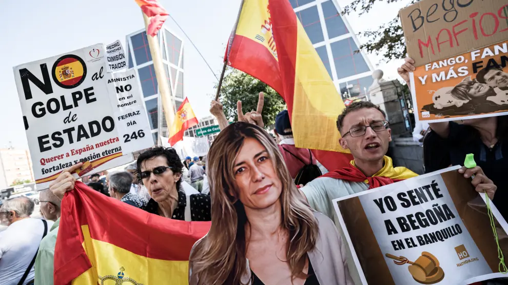 Varias personas se concentran para protestar contra el presidente del Gobierno antes de que su mujer, Begoña Gómez, llegue a declarar como investigada, en los juzgados de Plaza de Castilla