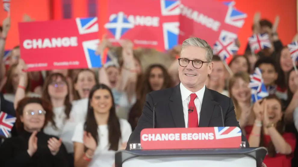 El líder del partido laboralista, Keir Starmer, celebra su victoria en las elecciones de Reino Unido.