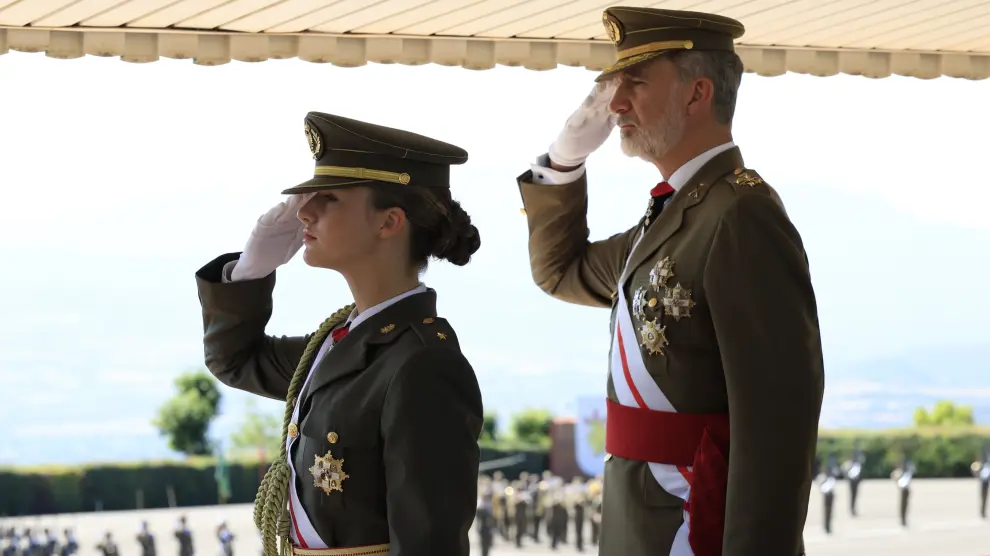 El rey Felipe VI preside junto con la princesa Leonor la entrega de despachos en la Academia General Básica de Talarn (Lérida)