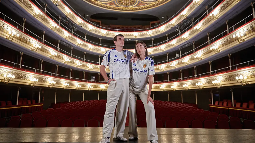 Francho y su pareja Laura, con la nueva camiseta del Real Zaragoza