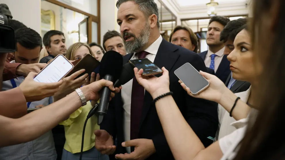 El líder de Vox, Santiago Abascal, atiende a los medios a su llegada al pleno extraordinario del Congreso que este jueves