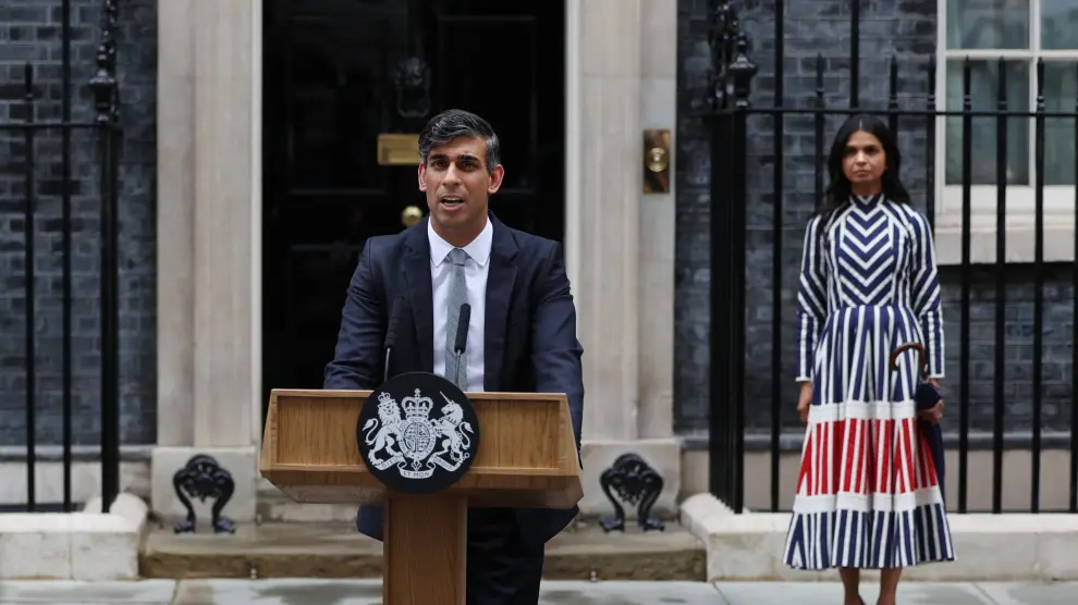 London (United Kingdom), 05/07/2024.- Out-going British Prime Minister Rishi Sunak, accompanied by his wife Akshata Murty (R), delivers a statement outside Downing Street in London, Britain, 05 July 2024, following the results of the elections. Britons went to the polls on the 04 July 2024, which the Labour party led by Keir Starmer have won with a majority. (Elecciones, Reino Unido, Londres) EFE/EPA/ANDY RAIN BRITAIN ELECTIONS
