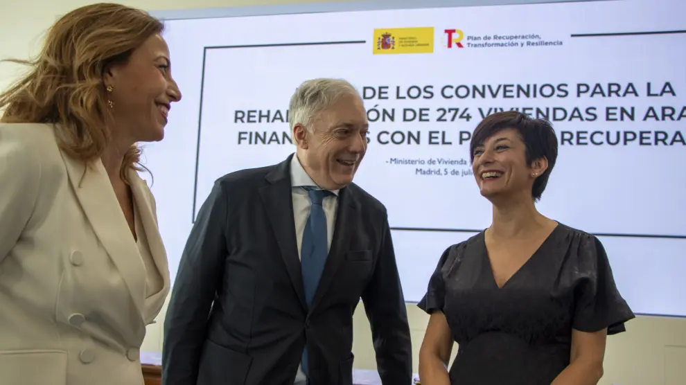 La ministra de Vivienda, Isabel Rodríguez (d), recibe en Madrid al consejero autonómico del ramo, Octavio López, y a la alcaldesa de Zaragoza, Natalia Chueca