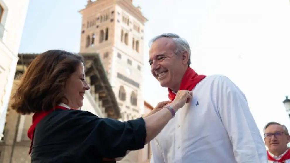 Azcón ha participado este sábado en las Fiestas de Teruel, donde la alcaldesa de la ciudad, de su mismo partido político, el PP, le ha colocado el pañuelo de vaquillero.