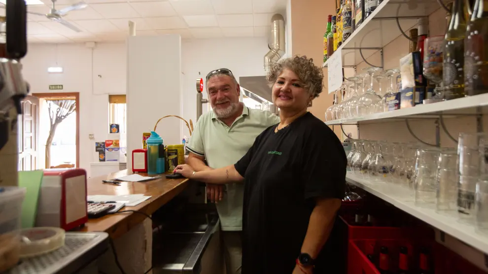 Marina Barberán y su marido en el bar que regentan en Capdesaso, integrado en el proyecto de Multiservicio Rural.