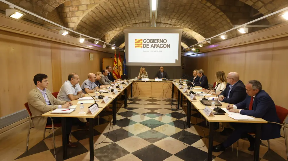 El Gobierno de Aragón analiza con los agentes sociales y las mutuas las bajas laborales por contingencias comunes.