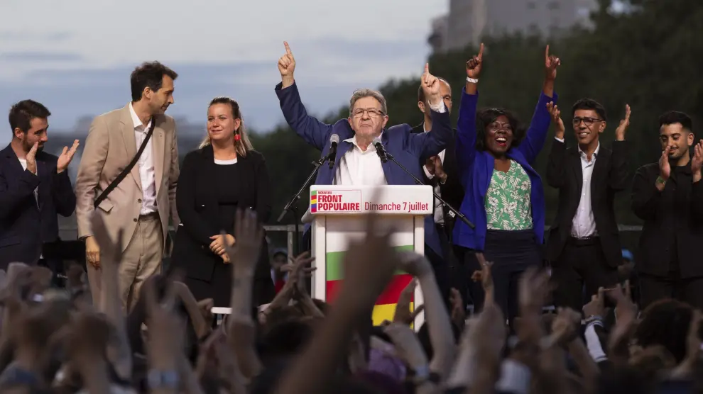 Jean-Luc Melenchon junto a miembros del Frente Popular celebran su victoria en las elecciones francesas.