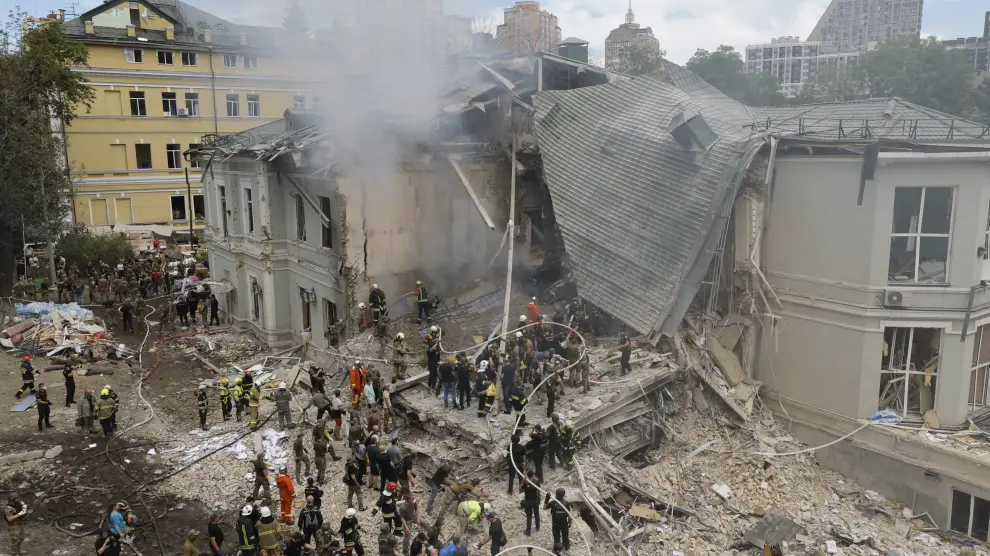 Los servicios de emergencia trabajan en rescatar heridos tras el ataque ruso contra el Hospital Ojmatdit de Kiev.