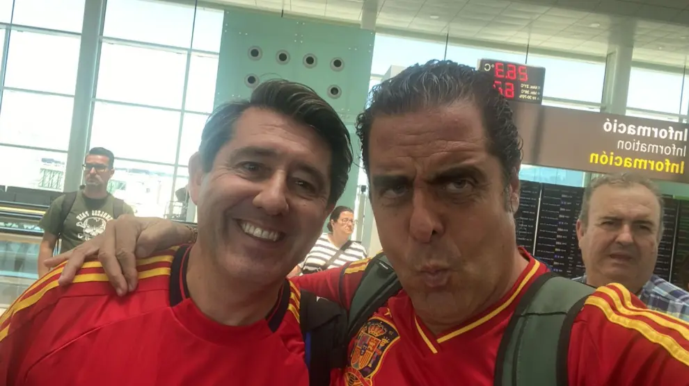 Eduardo Natalias y Eduardo Corellas, en el aeropuerto del Prat.