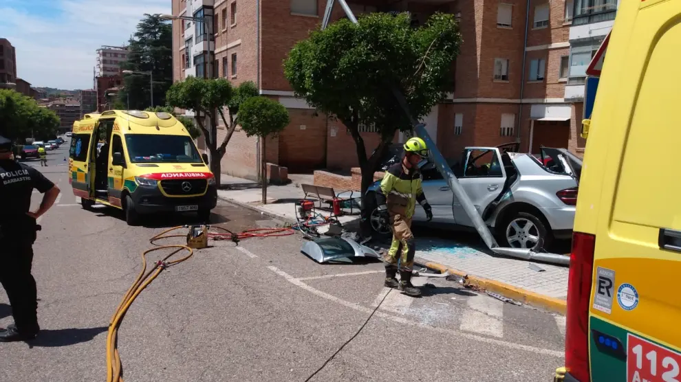 Imagen del accidente entre dos vehículos en Barbastro, donde ha fallecido un hombre.