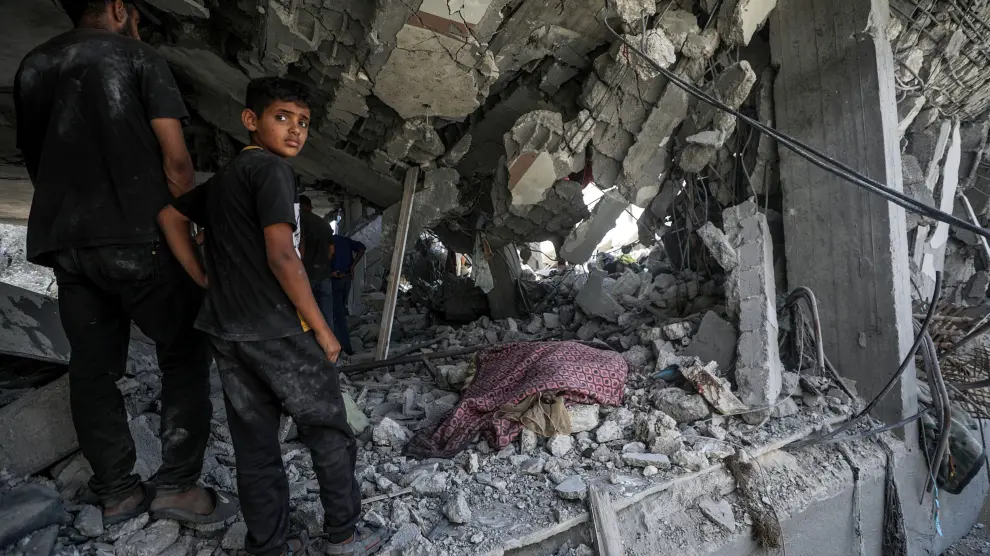 palestinos-entre-escombros-y-cuerpos-tras-el-ataque-israeli-en-al-nuseirat
