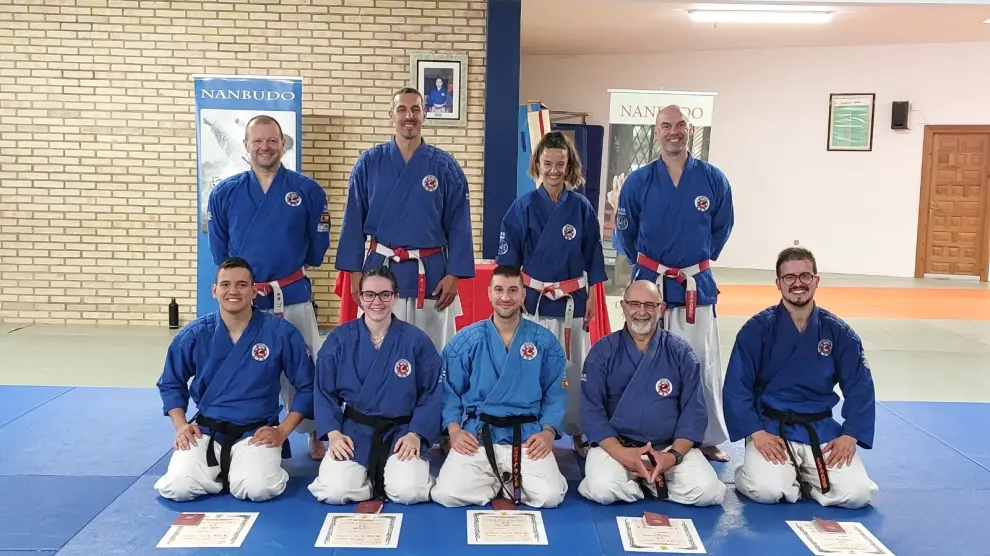 Aspirantes y maestros posan en el Gimnasio Ibón de Huesca.