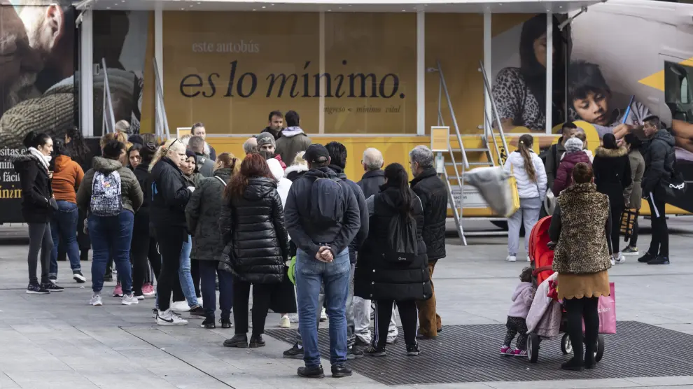 Autobús informativo sobre el Ingreso Mínimo Vital (IMV) en la plaza del Pilar de Zaragoza.