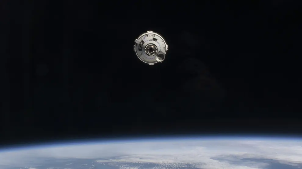Fotografía proporcionada por la NASA, la nave espacial Boeing Starliner con los astronautas Butch Wilmore y Suni Williams a bordo se acerca a la Estación Espacial Internacional