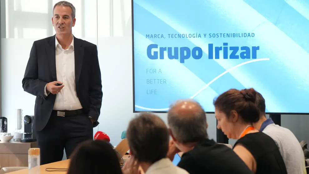 El CEO del Grupo Irizar, Imanol Rego, ofrece una rueda de prensa durante la visita a las instalaciones de Irizar este miércoles.