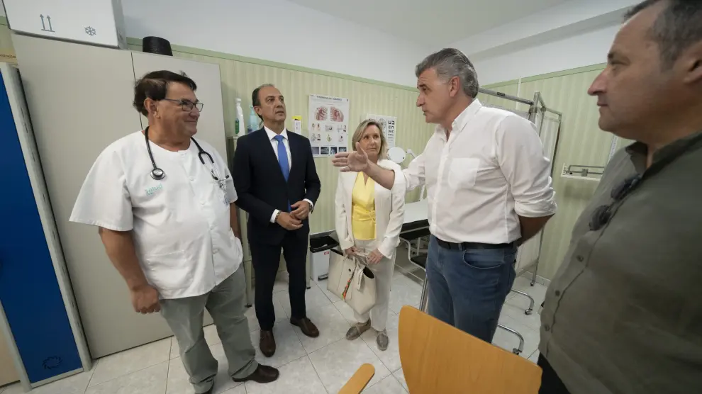 El consejero de Sanidad , José Luis Bancalero visita el centro de salud de Utrillas para conocer al equipo profesional_2. Foto Antonio Garcia Bykofoto 10 07 24 [[[FOTOGRAFOS]]]