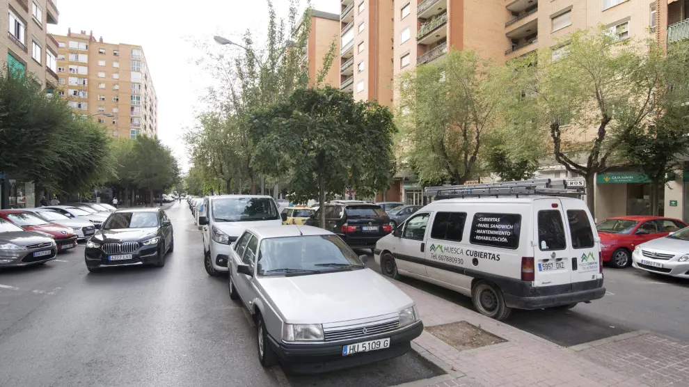El polémico proyecto inicial de carril bici contemplaba eliminar todos los aparcamientos de la zona central de la avenida Pirineos de Huesca.