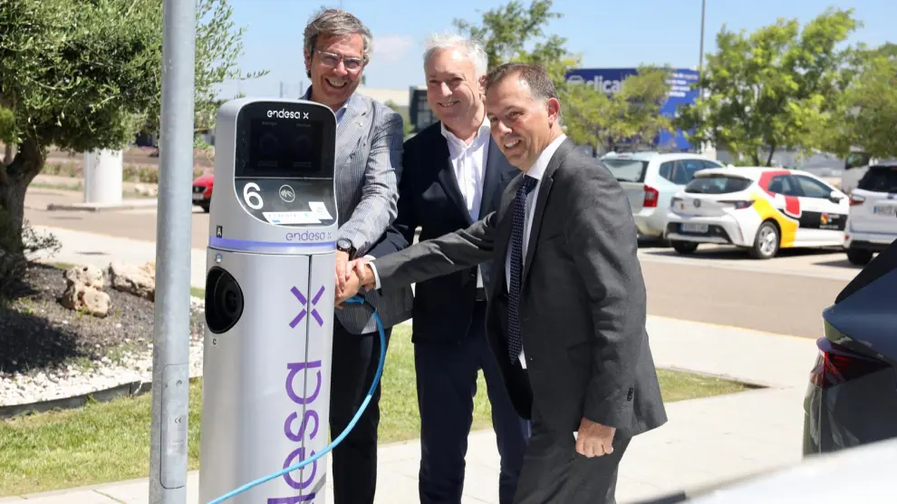 El director del hotel Plaza Feria, Javier Ramos, el consejero de Fomento, y el director de Movilidad de Endesa, Manuel Muñoz, en la inauguración este miércoles de la electrolinera de Plaza.