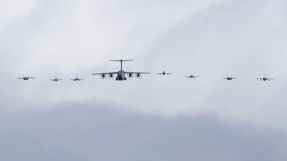 Uno de los aviones A400M de la Base de Zaragoza, (el más amplio) rodeado de varios aviones de combate, en el ejercicio Pacific Skies 2024 que ha llegado esta semana hasta Alaska (Estados Unidos).