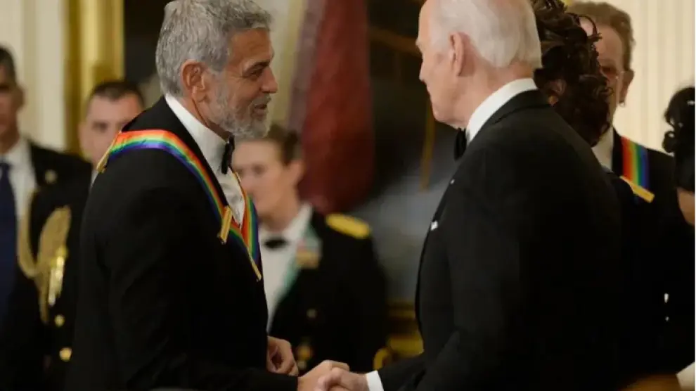 George Clooney saluda a Joe Biden en una ceremonia en la Casa Blanca.