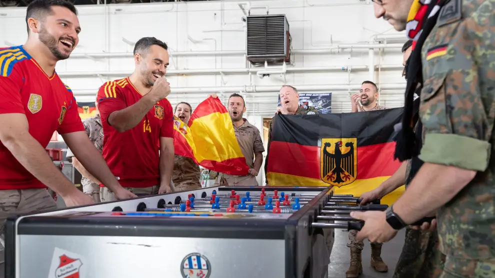 Militares españoles y alemanes que participan en la misión Pacific Skies 2024 juegan a un partido de futbolin el pasado viernes 5 de julio en la base de Gook Bay, en Canadá.