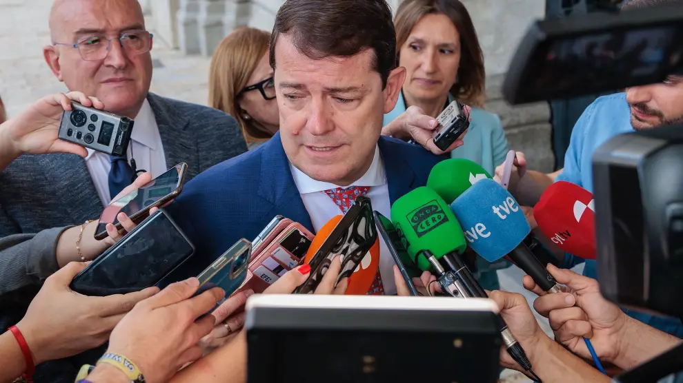 VALLADOLID, 09/07/2024.- El presidente de la Junta de Castilla y León, Alfonso Fernández Mañueco,atiende a la prensa a su llegada a un acto este martes en Valladolid. Mañueco ha asegurado este martes que mantiene su postura sobre la acogida de menores inmigrantes al ser preguntado sobre la amenaza del líder de Vox, Santiago Abascal, de romper los acuerdos con el PP de los Gobiernos autonómicos por esa cuestión. EFE/Nacho Gallego