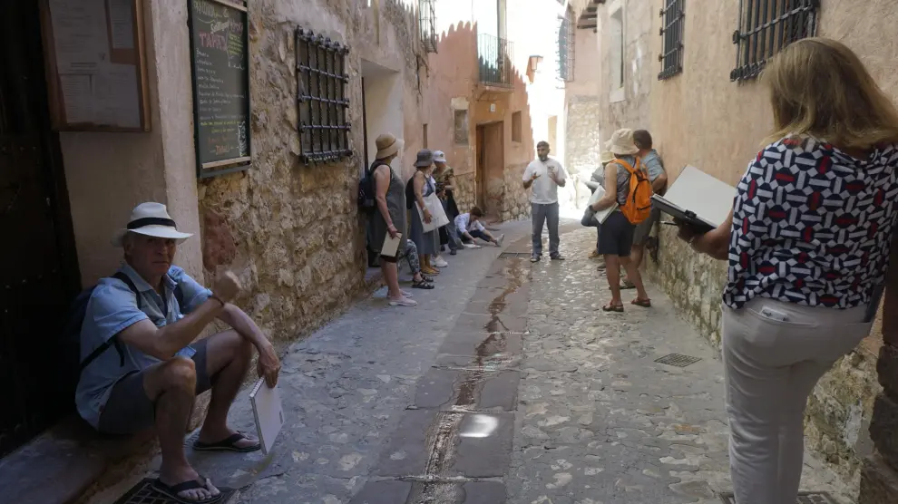 Participantes en el curso de pintura de paisajes, en las calles de Albarracín.
