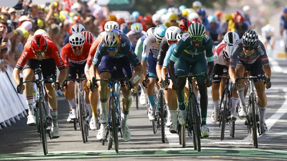Biniam Girmay se exhibe en un sprint final y gana su tercera etapa en el Tour de Francia.