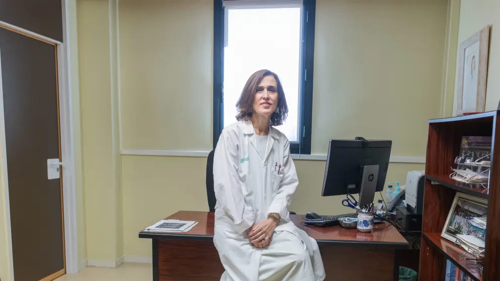 La oncóloga Dolores Isla, en su despacho en el Hospital Clínico Lozano Blesa de Zaragoza.