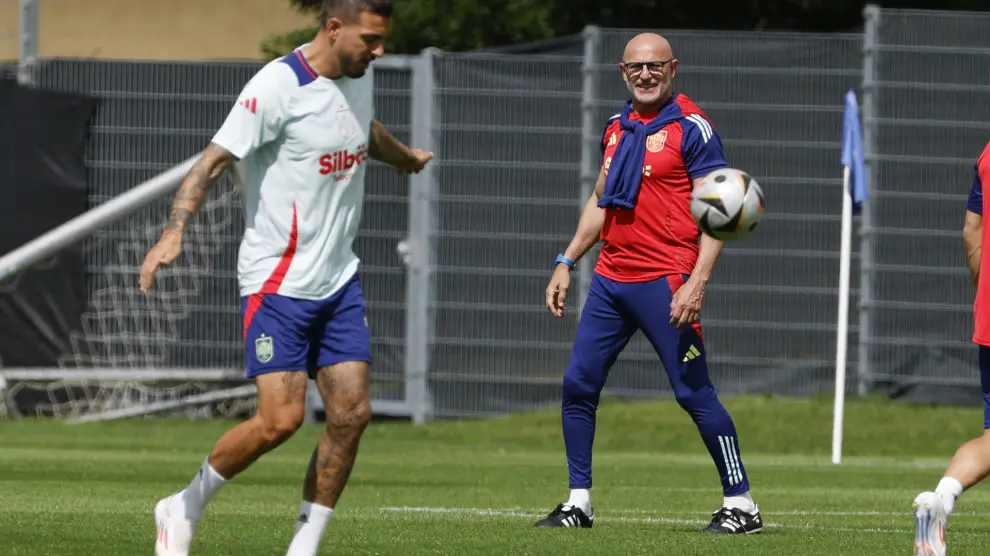 DONAUESCHINGEN (ALEMANIA), 11/07/2024.- El entrenador Luis de la Fuente y el delantero Joselu (i) durante el entrenamiento realizado este jueves en su cuartel general de Donaueschingen, donde el combinado prepara el partido de la final de la Eurocopa 2024 que disputarán ante la selección de Inglaterra el próximo domingo en el Olympiastadion de Berlín. EFE/J.J. Guillén