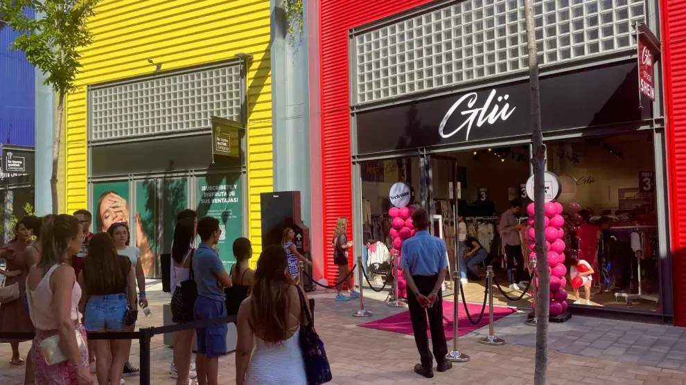 Apertura de la nueva tienda Glü, que ofrece una amplia selección de ropa y calzado Shein, en La Torre Outlet Zaragoza