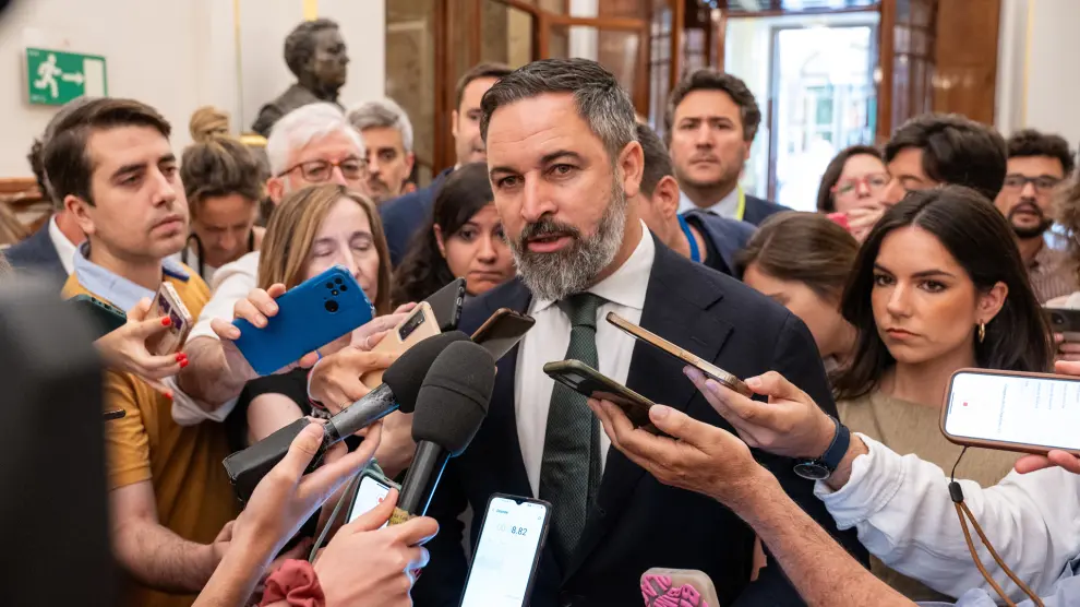 MADRID, 11/07/2024.- El líder de Vox, Santiago Abascal, atiende a los medios este jueves en el Congreso de los Diputados. EFE/Fernando Villar