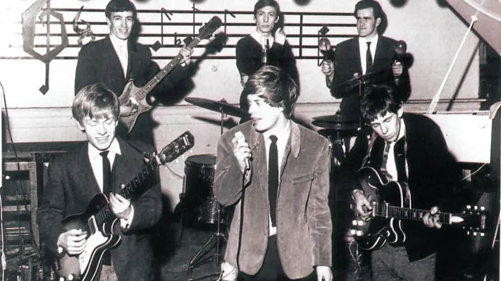 Los Stones en 1963, ya con Watts y Wyman. Stewart lleva las maracas: no hay imágenes de su debut en el Marquee.