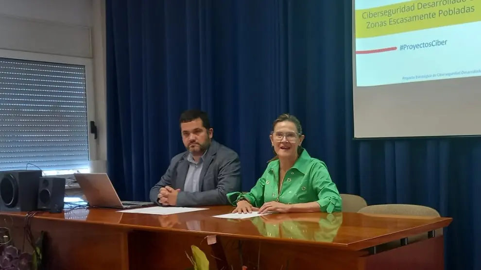 Jesús Gallardo y Gloria Cuenca, en la presentación del proyecto sobre ciberseguridad.