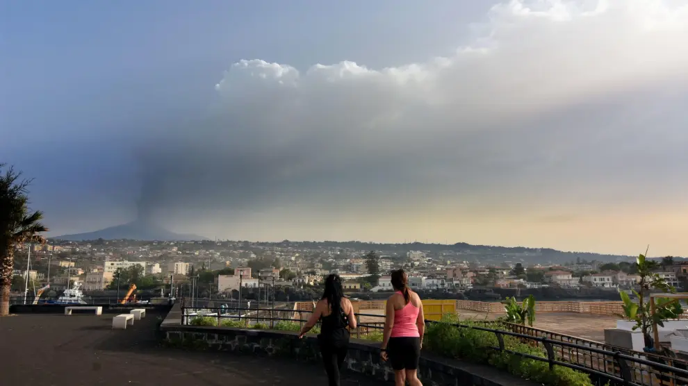 Vista de la erupción del Etna desde Catania.