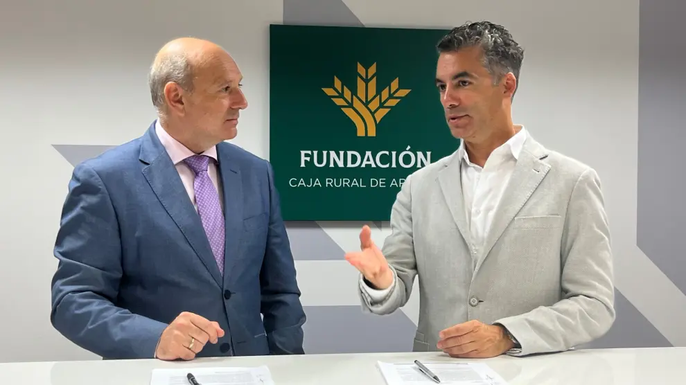 Firma del convenio entre el presidente de la Fundación, Luis Ignacio Lucas, y el director general del Grupo San Valero, César Pedro Romero