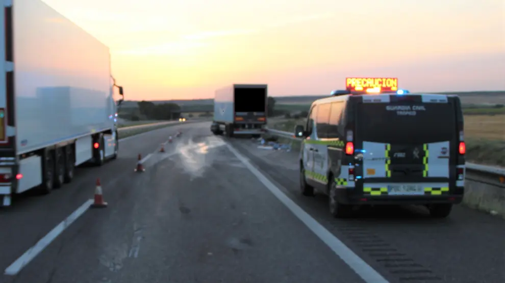 Imagen del camión accidentado en la AP-2, en Candasnos.