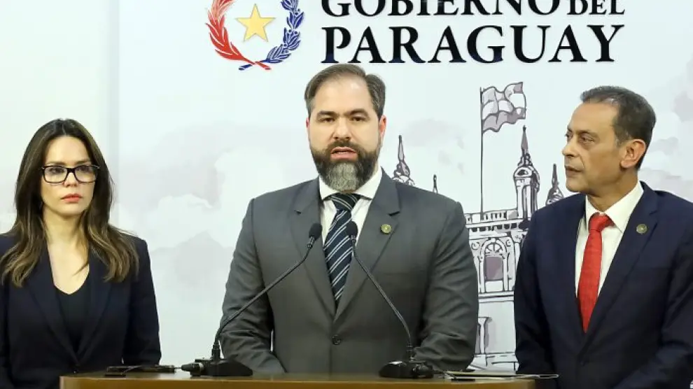 Rodrigo Daniel Nicora Villamayor, centro, fue nombrado ministro de Justicia de la República del Paraguay el pasado mayo.