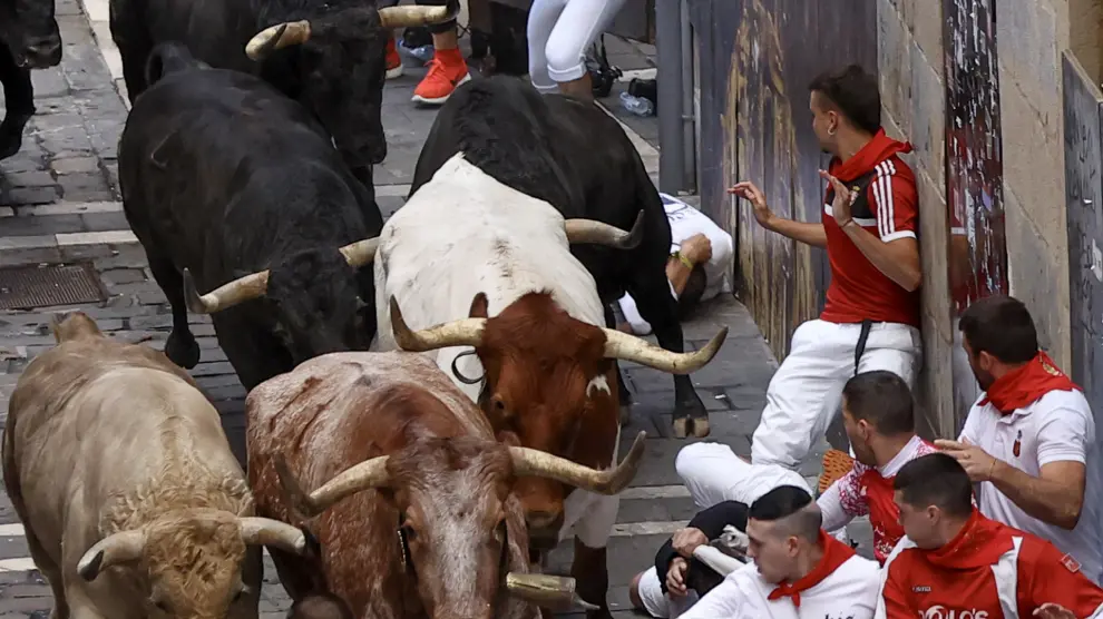 PAMPLONA, 12/07/2024.- Los toros de la ganadería de Jandilla enfilan la calle Estafeta durante el sexto encierro de los Sanfermines 2024 celebrado este viernes en Pamplona. EFE/J.P. Urdiroz