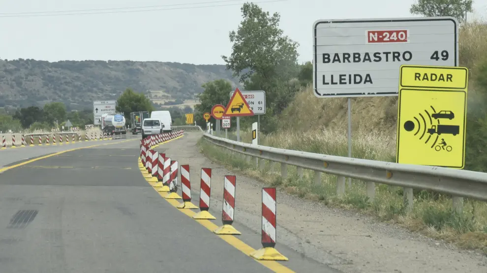 Cartel que avisa del radar informativo en el nuevo enlace de la variante norte de Huesca con el desvío habilitado por las obras de la A-22.