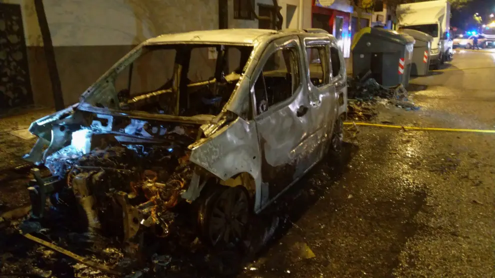 El fuego provocado al arder un contenedor en la calle Santa Lucía de Zaragoza ha afectado a una furgoneta