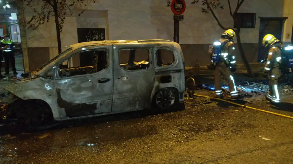 Furgoneta dañada por el incendio en un contenedor en Zaragoza