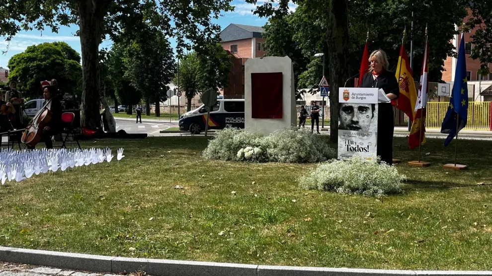 Marimar Blanco interviene en la inauguración de una glorieta que el Ayuntamiento de Burgos dedica a su hermano