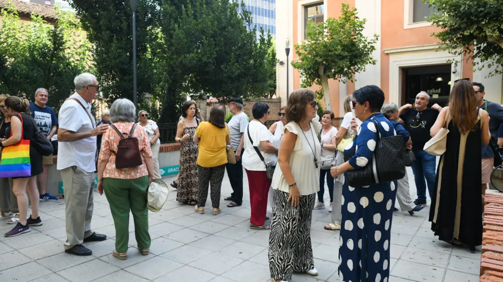 Familiares de pacientes con trastornos mentales, reunidos a las puertas del Hospital Provincial de Zaragoza.