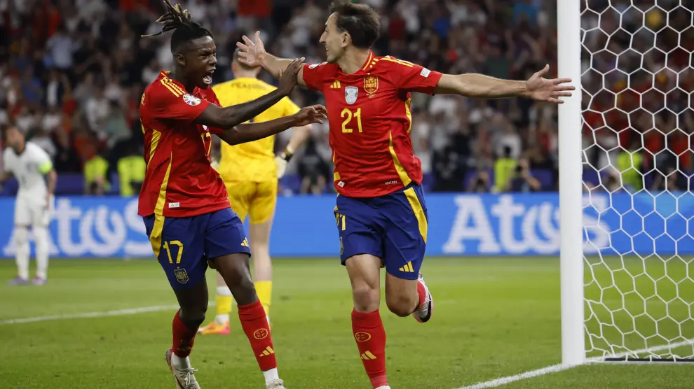 El delantero de la selección español Mikel Oyarzabal celebra con Nico Williams el gol marcado ante Inglaterra que ha supuesto el 2-1 a favor del combinado español durante el encuentro correspondiente a la final de la Eurocopa