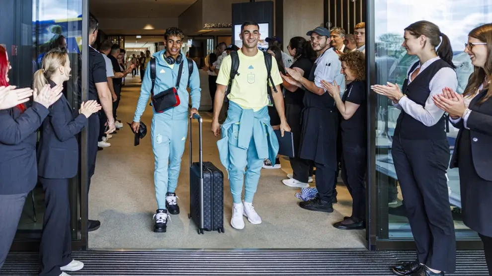 Los barcelonistas Lamine Yamal y Ferrán Torres, este sábado 13 de julio, antes de viajar a Berlín conel resto de la selección española. Lamine lleva sus cascos al cuello.