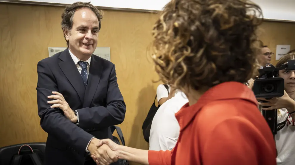 El consejero de Hacienda de Aragón, Roberto Bermúdez de Castro, saluda a la ministra María Jesús Montero en el Consejo de Política Fiscal y Financiera celebrado en Madrid